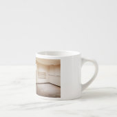 滑りやすいジョーの男の六パックのシャツなしのセクシーな筋肉 エスプレッソカップ (右)