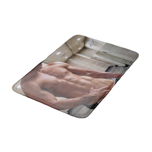 滑りやすいジョーの男の六パックのシャツなしのセクシーな筋肉 バスマット (アングル)