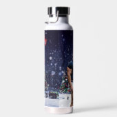 滑りやすいジョー飾の雪に覆われたクリスマスツリー ウォーターボトル (右面)