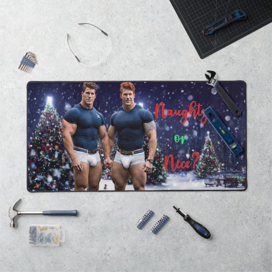 滑りやすいジョー飾の雪に覆われたクリスマスツリー デスクマット (ワークステーション)