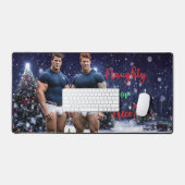 滑りやすいジョー飾の雪に覆われたクリスマスツリー デスクマット (キーボード&マウス)