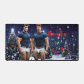 滑りやすいジョー飾の雪に覆われたクリスマスツリー デスクマット (正面)