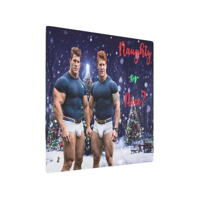 滑りやすいジョー飾の雪に覆われたクリスマスツリー メタルプリント (アングル)