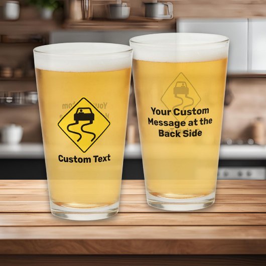 滑りやすい道路が濡れている タンブラーグラス