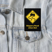 滑りやすい道路が濡れている 缶バッジ (インサイチュ)