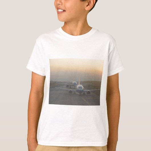 滑走路上の航空機 Tシャツ (正面)