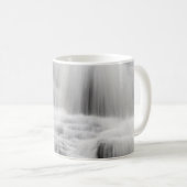 滝と黒と灰色の滝 コーヒーマグカップ (正面右)