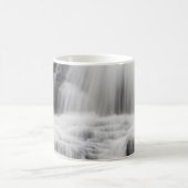 滝と黒と灰色の滝 コーヒーマグカップ (中央)