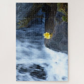 滝に咲く黄色い花 ジグソーパズル (縦)