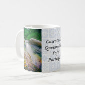 滝の上流の池のクローズアップ コーヒーマグカップ (正面左)