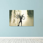 滝の前のサイクリスト キャンバスプリント (インサイチュ (ウッドフロア))