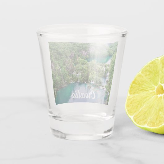 滝の滝の滝の滝クロアチアのプリトヴィツレイクス公園 ショットグラス (裏面)