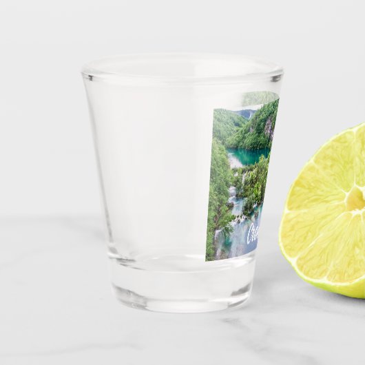 滝の滝の滝の滝クロアチアのプリトヴィツレイクス公園 ショットグラス (左)