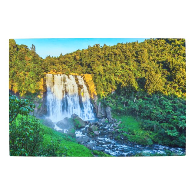 滝の滝の緑豊かな森の風景の夕日 メタルプリント (正面)