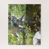 滝カラフルのあるリリー池のコイ ジグソーパズル (縦)