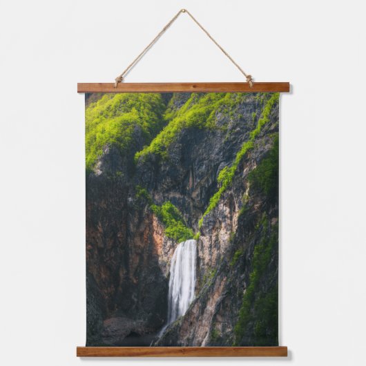 滝威厳のあるボカイン春グローリー 吊り下げ型タペストリー (正面)