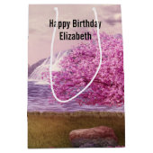 滝&さくらんぼツリーズバイアレイク誕生日 ミディアムペーパーバッグ (正面)