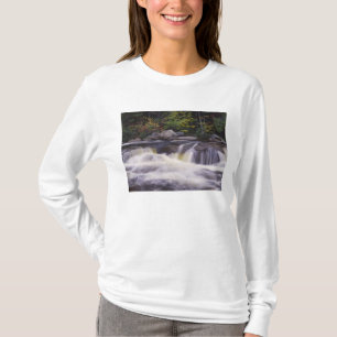 滝、カンカマガス・ハイウェイ、白 Tシャツ