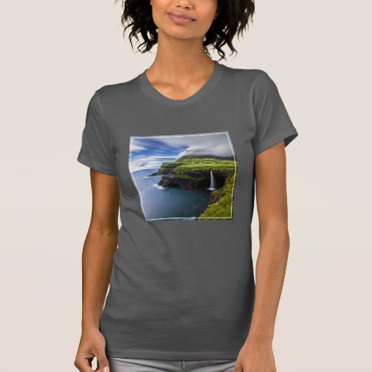 滝 |フェロー諸島,デンマーク Tシャツ (正面)
