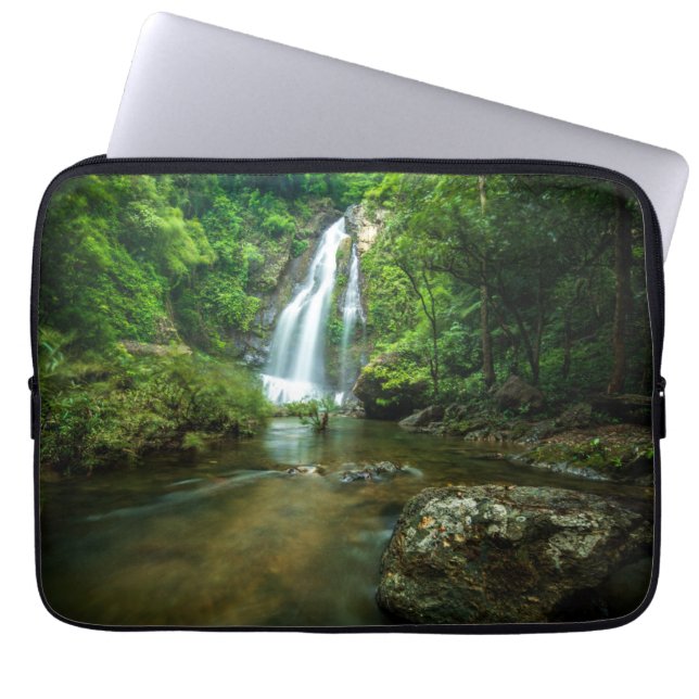 滝 | Tamnung Waterfall, Phuket Thailand ラップトップスリーブ (正面)