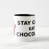 滞在の平静はチョコレートを食べます ツートーンマグカップ (中央)