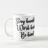 滞在の控え目な仕事の懸命は親切なマグです コーヒーマグカップ (左)