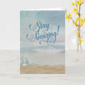 滞在の貝殻が付いているすばらしい誕生日のビーチ カード (黄色い花)