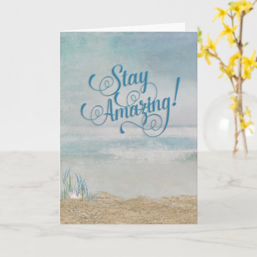 滞在の貝殻が付いているすばらしい誕生日のビーチ カード (黄色い花)