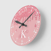 滴下パーソナライズされたピンクグリッター効果のきらめき ラウンド壁時計 (傾斜)