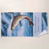 漁師が釣りを飛ぶニジマス・ブルー ビーチタオル (正面)