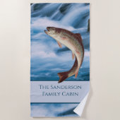 漁師が釣りを飛ぶニジマス・ブルー ビーチタオル (正面)