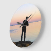 漁師のシルエットの魚釣り ラージ壁時計 (傾斜)