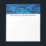 漁師パパの退職デスクパッド ノートパッド<br><div class="desc">素晴らしい青い背景は、ヴィンテージ魚のパターン黒いグラフィックアートをアクセントする。モノグラムこのノートパッドは、オフィス、男の洞窟、ワークショップのためまたは魚釣りの供給のリストをジョッティングするために。</div>