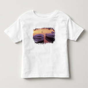 漁船のあるスタリグラード港の日の出 トドラーTシャツ