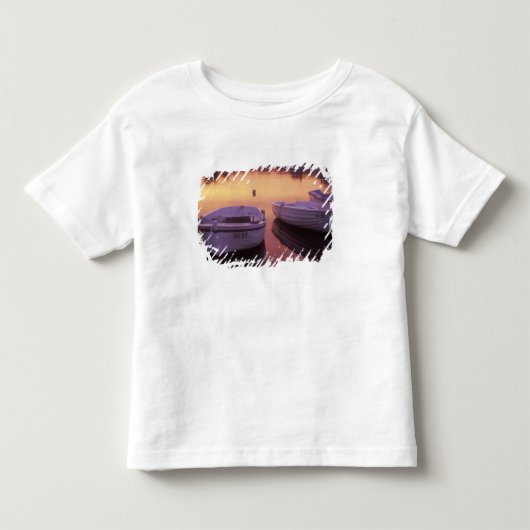 漁船のあるスタリグラード港の日の出 トドラーTシャツ (正面)