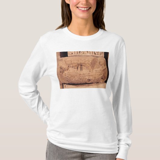 漁船を描写する墓碑 Tシャツ (正面)