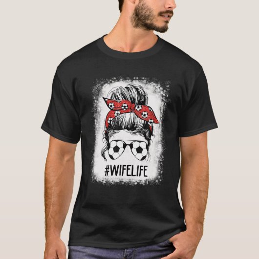 漂白サッカーの妻Messy Bunサッカー恋人の母 Tシャツ (正面)