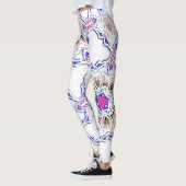 漆喰の質感に花を咲かせ、白に柔らかい影を付ける レギンス (左)