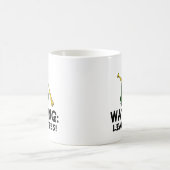 漏れやすい管のギフトを警告しているおもしろいな風笛吹奏者 コーヒーマグカップ (中央)