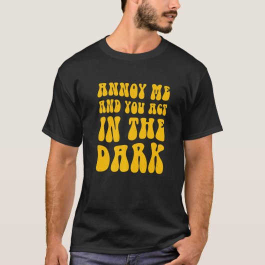 演劇の技術は私を悩ませ、あなたは暗闇の中で行動する Tシャツ (正面)