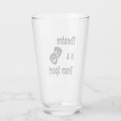 演劇はチームスポーツ、演技、俳優、女優である タンブラーグラス (裏面)