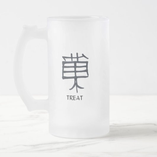 漢字黒紋付きマグカップを扱う フロストグラスビールジョッキ (左)