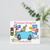 漫画がドライビングテストのはがきに合格 ポストカード (スタンド正面)