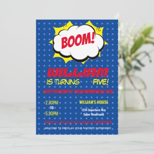 漫画すごいヒーローブルーパーソナライズされた子供の誕生日 招待状 (スタンド正面)