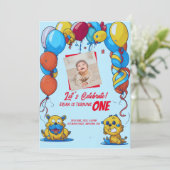 漫画と風船を持つ最初の誕生日の招待 招待状 (スタンド正面)