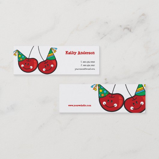 漫画のおもしろいとパーティー帽子を持つ赤い生意気なさくらんぼ スキニー名刺 (正面/裏面)