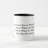 漫画のゴルフをする人のおもしろいなモットーのマグ マグカップ (中央)