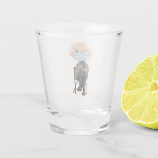 漫画のバーニー・サンダースと彼の暖かい茶色のミトン ショットグラス (裏面)