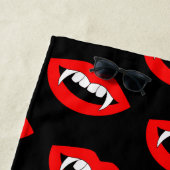 漫画のモンスターヴァンパイアの唇の鋭い歯の牙 ビーチタオル (インサイチュ)