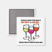 漫画のワイングラス半分の空のワインユーモア マグネット (正面/裏面)